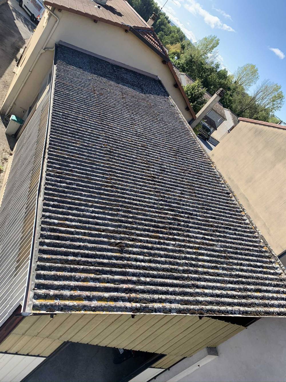 Rénovation de toiture en bacs acier avant - Clean Toiture à Saint-Marcel-lès-Valence