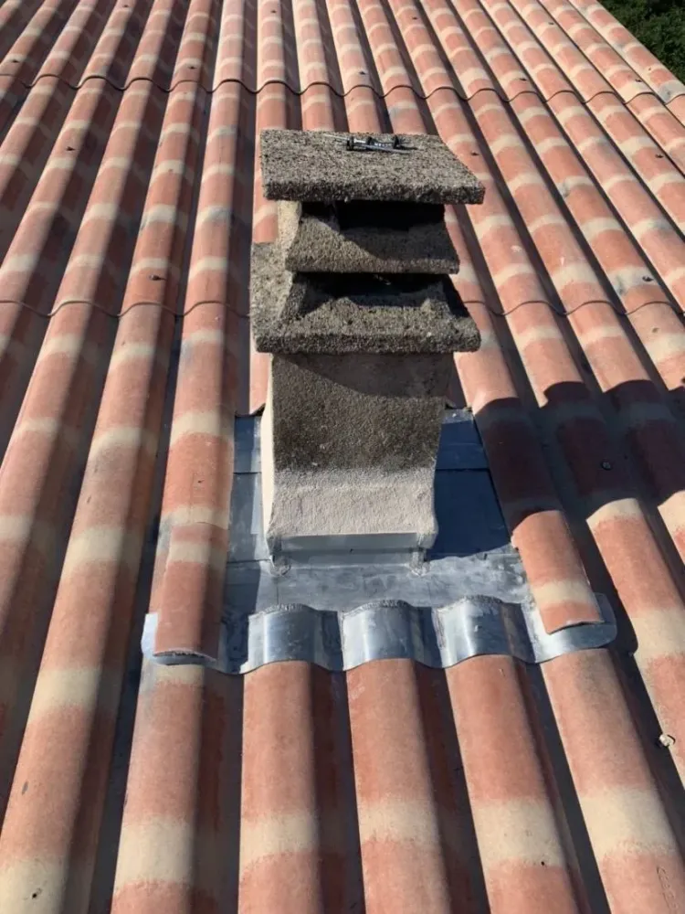 Réalisation en zinc autour d'une cheminée