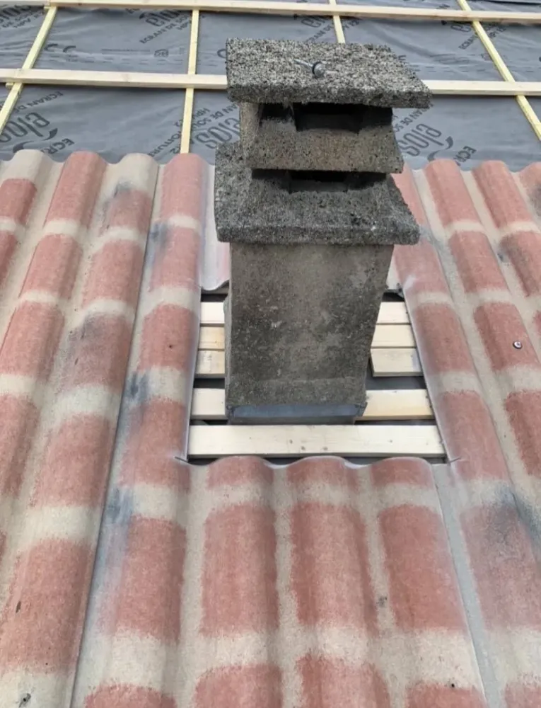 photo d'une toiture avec cheminée avant zinguerie